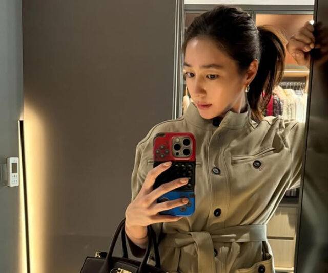 이민정이 오랜 회의로 집에 와서 뻗었다고 밝혔다. / 이민정 소셜미디어