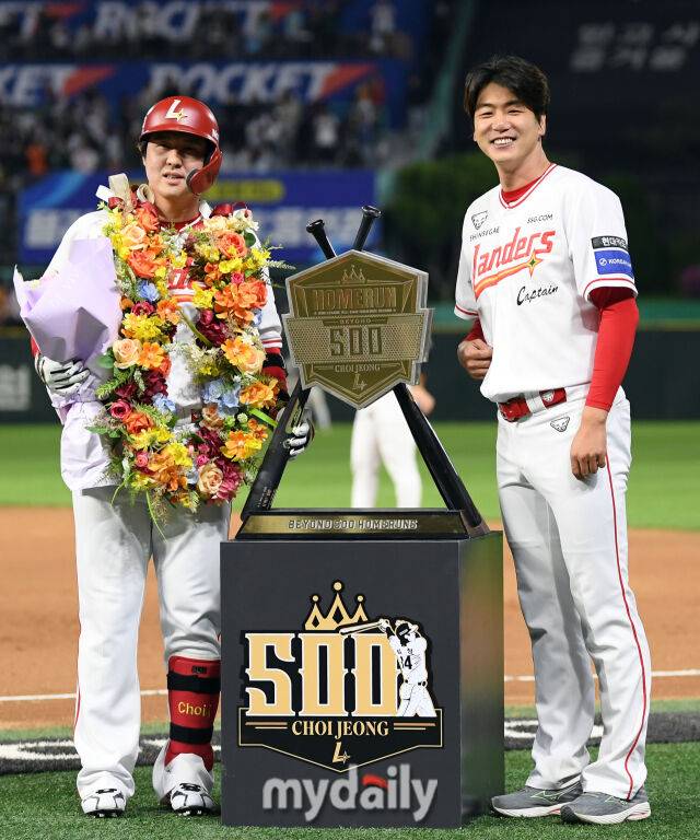 2025년 5월 13일 오후 인천 SSG랜더스필드에 진행된 '2025 신한 SOL뱅크 KBO 리그' NC 다이노스와 SSG 랜더스의 경기. SSG 최정이 6회말 2사 1루서 2점 홈런을 치며 KBO 사상 첫 500홈런을 기록한 뒤 김광현과 함께 기념촬영을 하고 있다./마이데일리
