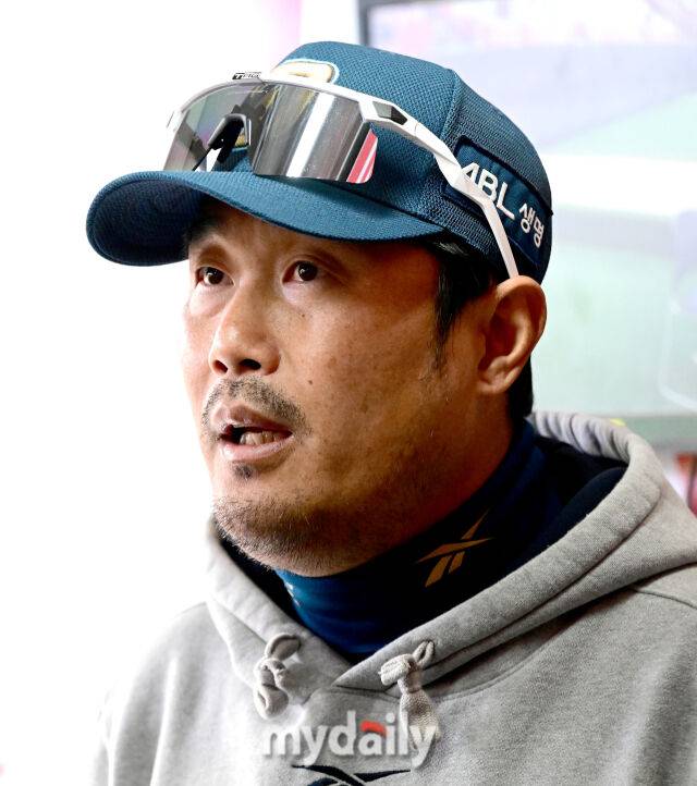 2025년 4월 9일 오후 경기도 수원KT위즈파크에서 진행된 '2025 신한 SOL뱅크 KBO 리그' NC 다이노스와 KT 위즈의 경기. NC 이호준 감독이 경기 전 취재진들의 질문에 답하고 있다./마이데일리