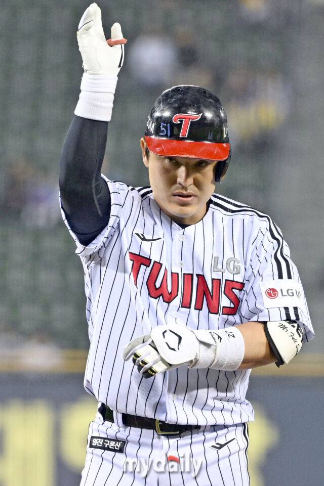 17일 서울 잠실야구장에서 열린 '2025 신한 SOL BANK KBO리그' KT 위즈와 LG 트윈스 더블헤더 2차전 경기.LG 박동원이 3회말 2사 2루에 1타점 적시타를 친 후 기뻐하고 있다./마이데일리