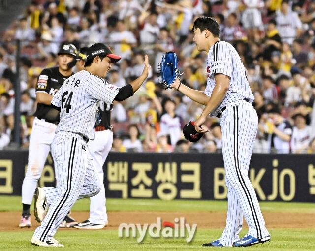 30일 오후 서울 잠실야구장에서 '2025 프로야구 KBO리그' LG트윈스와 KT위즈의 경기가 열렸다.LG 손주영이 6회초 2사 1루서 황재균의 타구를 잡아낸 박관우와 환호하고 있다./잠실=송일섭 기자