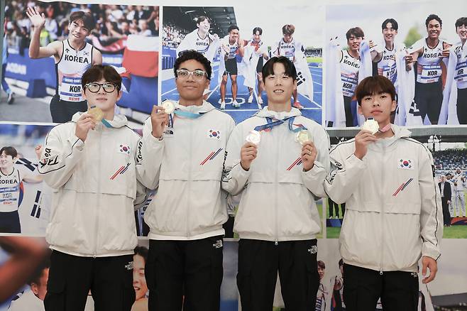 2025 U대회 육상 남자 계주 400ｍ에서 금메달을 딴 서민준(왼쪽부터), 나마디 조엘진, 이재성, 김정윤이 29일 금의환향한 뒤 금메달을 들고 기념 촬영을 하고 있다. [연합]