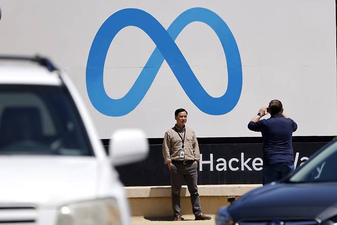 29일(현지시간) 미국 캘리포니아 멘로 파크의 메타 플랫폼(메타) 본사 앞에서 한 시민이 기념 촬영을 하고 있다. [EPA]