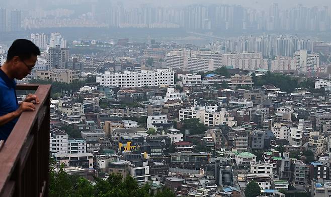 이재명 정부의 첫 부동산 대책인 6·27 대출 규제가 시행된 지 한 달이 지난 가운데, 강동·동작·마포·성동 등 서울 일부 지역의 아파트 평균 매매가격이 하락한 것으로 나타났다. 사진은 서울 남산N서울타워에서 바라본 시내 모습  이상섭 기자