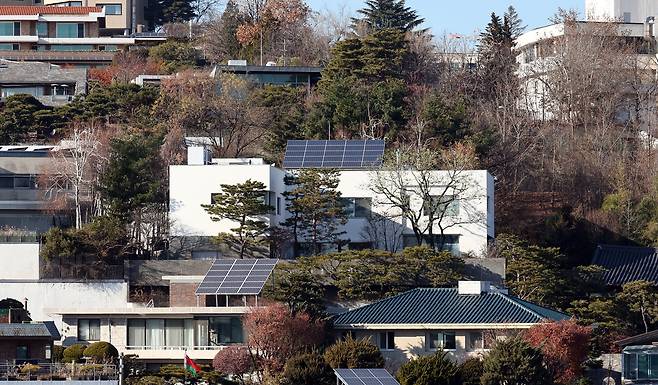 전국 공시가격 1위를 기록한 이명희 신세계그룹 총괄회장의 서울 용산구 한남동 자택 모습. [연합]