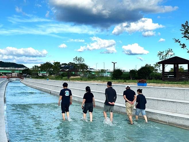 낙동강변에 조성된 ‘물속 걷는 길’ [안동시 제공]