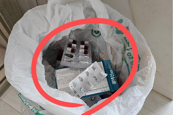 쓰레기통에 각종 약이 버려져 있다. 김광우 기자.