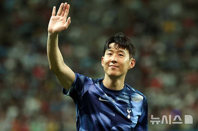 [서울=뉴시스] 홍효식 기자 = 31일 서울 마포구 서울월드컵경기장에서 열린 쿠팡플레이 시리즈 1차전 팀 K리그와 토트넘 홋스퍼의 경기를 마친 토트넘 손흥민이 관중들에게 인사하고 있다. 2024.07.31. yesphoto@newsis.com