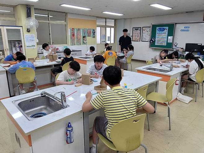 [창원=뉴시스]창원교육지원청, ‘여름방학 발명교육’ 프로그램 운영.(사진=창원교육지원청 제공) 2025.07.30.photo@newsis.com *재판매 및 DB 금지