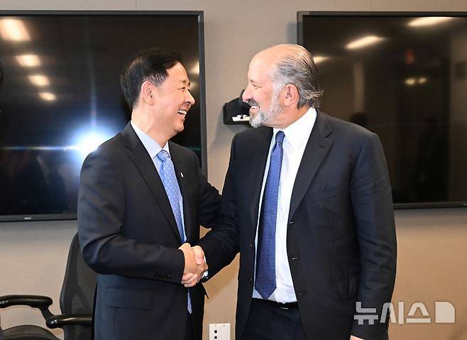 [세종=뉴시스] 한미 통상협의차 미국 워싱턴D.C.를 방문 중인 구윤철 부총리 겸 기획재정부 장관이 29일(현지시간) 김정관 산업통상자원부장관 및 여한구 통상교섭본부장과 함께 미국 상무부에서 하워드 러트닉 상무장관과 통상협의에 앞서 악수하며 인사하고 있다. (사진=기재부 제공) 2025.07.30. photo@newsis.com