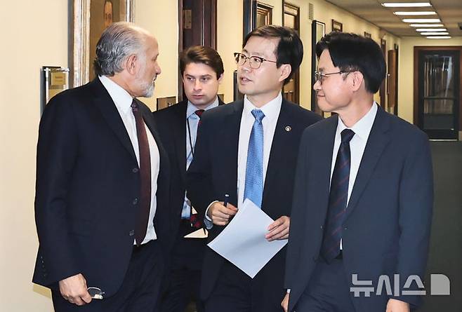 [세종=뉴시스]김정관 산업통상자원부 장관과 여한구 산업부 통상교섭본부장은 24일(현지 시간) 미국 워싱턴 D.C.에서 하워드 러트닉(Howard Lutnick) 미국 상무부 장관과 관세협상 타결방안을 심도있게 논의했다.(사진=산업부 제공)