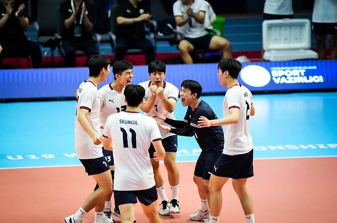 [서울=뉴시스] 한국 남자배구 U-19 대표팀이 30일(한국 시간) 우즈베키스탄 타슈켄트에서 열린 2025 국제배구연맹(FIVB) U-19 세계선수권대회조별리그 D조 5차전에서 미국에 득점을 거두고 환호하고 있다. (사진=FIVB 홈페이지 캡처) 2025.07.30. *재판매 및 DB 금지