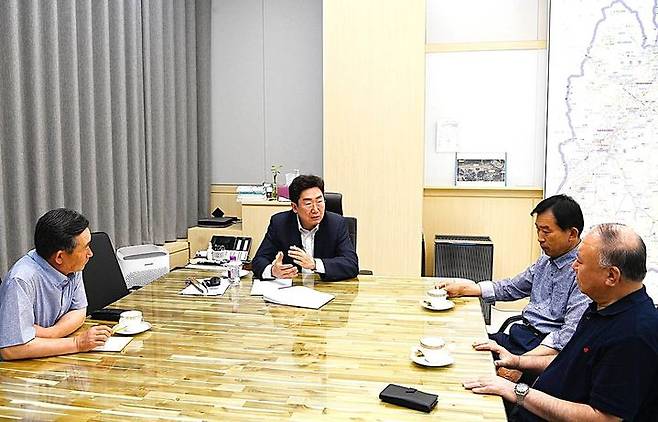 [원주=뉴시스] 이덕화 기자 = 지난 29일 원강수 원주시장과 국민의힘 시의원들이 긴급 회동한 가운데 아카데미친구들(아친)의 검찰 구형에 대한 처벌불원서 제출에 대한 입장을 논의하고 있다. 2025.07.30. wonder8768@newsis.com  *재판매 및 DB 금지