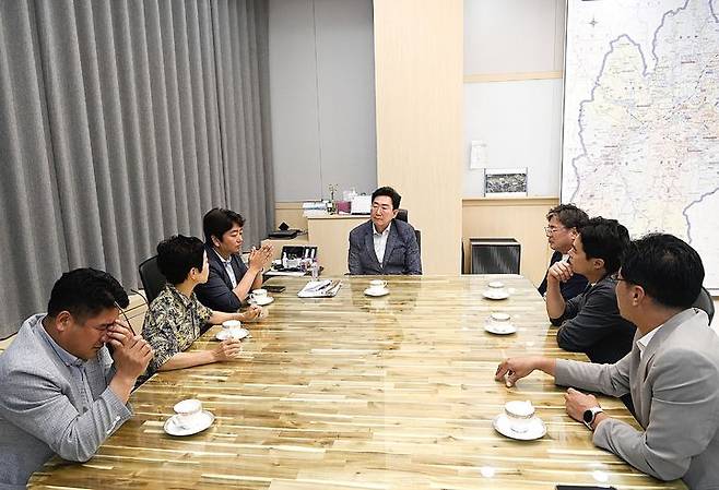 [원주=뉴시스] 이덕화 기자 = 28일 원강수 원주시장과 더불어민주당 시의원들이 전격 회동한 가운데 아카데미친구들(아친)의 검찰 구형에 대한 해결책을 논의하고 있다. 2025.07.28. wonder8768@newsis.com *재판매 및 DB 금지