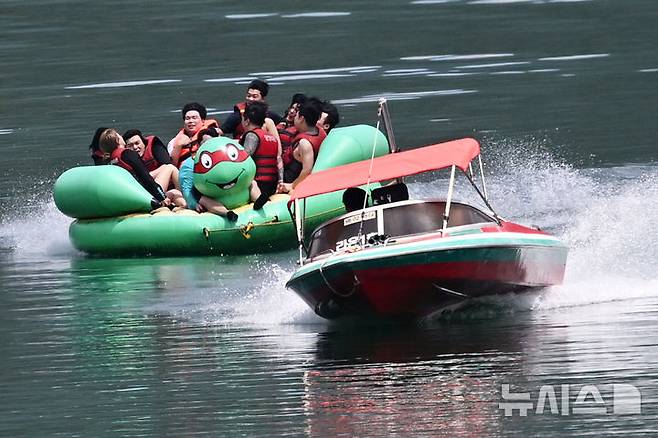 [담양=뉴시스] 이영주 기자 = 전남 전지역에 폭염경보가 이어지고 있는 9일 오후 전남 담양군 담양호 주변 한 수상레저 시설에서 피서객들이 보트를 타며 즐거운 한 때를 보내고 있다. 2024.08.09. leeyj2578@newsis.com