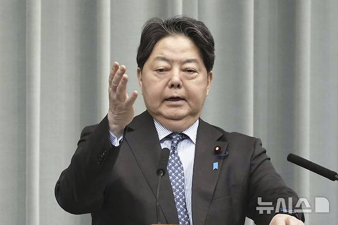 [도쿄=AP/뉴시스] 러시아 캄차카 반도 인근 해역에서 30일 오전 규모 8.7 강진이 발생해 일본에서 지진해일(津波·쓰나미) 경보가 발령된 지역에 쓰나미가 관측된 가운데, 일본 정부는 원자력 시설에 이상이 생겼다는 보고는 받지 못했다고 밝혔다. 사진은 지난 3월 3일 도쿄에서 기자회견에 참석한 하야시 요시마사 일본 관방장관. 2025.07.30.