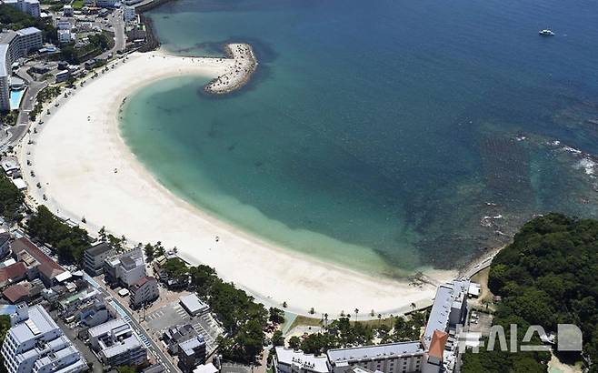 [와카야마=AP·교도/뉴시스]러시아 캄차카 반도 인근 해역에서 30일 규모 8.8 강진이 발생해 일본에서는 1m가 넘는 지진해일(津波·쓰나미)이 관측됐다.  사진은 이날 일본 와카야마현 시라하마 해변에 쓰나미 경보가 발령되면서 관광객이 대피해 해변이 텅 비어있는 모습. 2025.07.30.