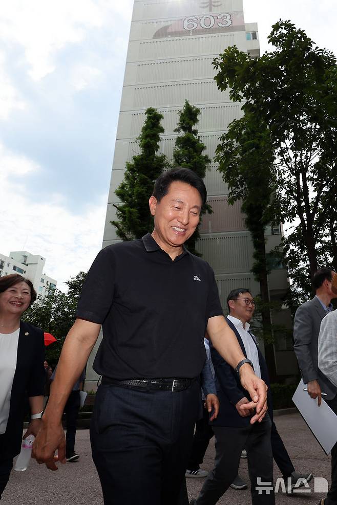 [서울=뉴시스] 조성우 기자 = 오세훈 서울시장이 30일 오후 서울 양천구 목동 6단지 아파트 재건축사업 현장을 방문해 단지를 둘러보고 있다. 2025.07.30. xconfind@newsis.com