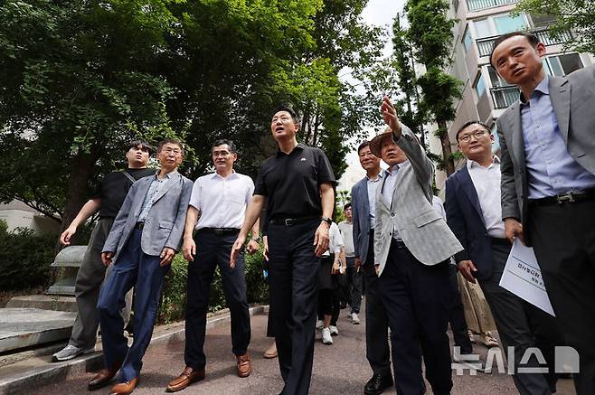 [서울=뉴시스] 조성우 기자 = 오세훈 서울시장이 30일 오후 서울 양천구 목동 6단지 아파트 재건축사업 현장을 방문해 단지를 둘러보고 있다. 2025.07.30. xconfind@newsis.com