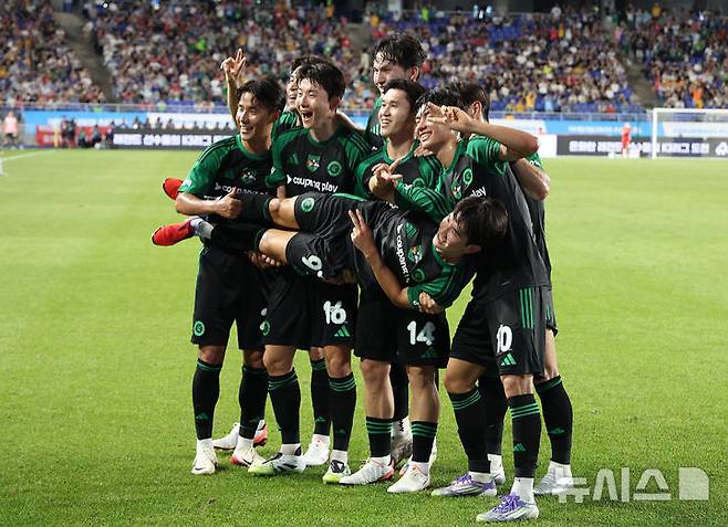 [수원=뉴시스] 이영환 기자 = 30일 오후 경기 수원시 팔달구 수원월드컵경기장에서 열린 2025 쿠팡플레이 시리즈 뉴캐슬 유나이티드와 팀 K리그의 경기, 팀 K리그 김진규가 골을 넣고 동료들과 세리머니를 하고 있다. 2025.07.30. 20hwan@newsis.com