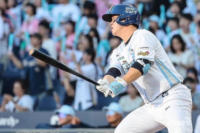 [서울=뉴시스] 프로야구 NC 다이노스 김형준이 27일 창원NC파크에서 열린 2025 신한 쏠뱅크 KBO리그 키움 히어로즈와의 경기에서 안타를 치고 있다. (사진=NC 다이노스 제공) 2025.07.27. *재판매 및 DB 금지