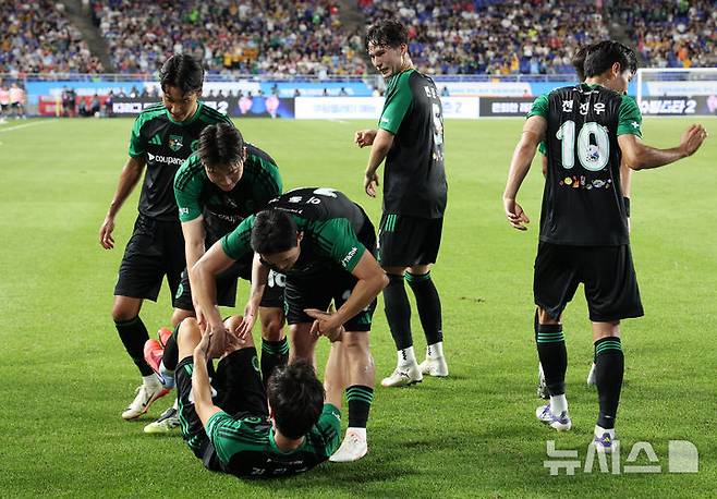 [수원=뉴시스] 이영환 기자 = 30일 오후 경기 수원시 팔달구 수원월드컵경기장에서 열린 2025 쿠팡플레이 시리즈 뉴캐슬 유나이티드와 팀 K리그의 경기, 팀 K리그 김진규가 골을 넣고 동료들과 세리머니를 하고 있다. 2025.07.30. 20hwan@newsis.com