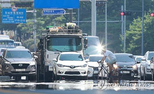 폭염에 이글거리는 도로 [연합뉴스 제공]