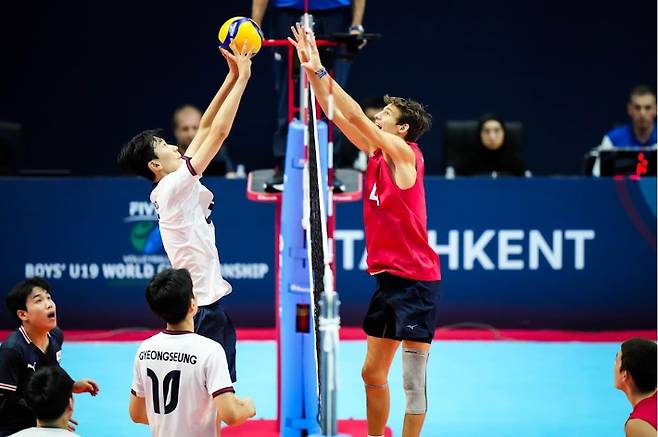 미국과 공방을 펼치는 한국 U-19 남자배구 대표팀 선수들. FIVB 홈피 캡처