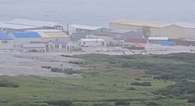 30일(현지시간) 러시아 캄차카 반도의 한 마을에 강력한 파도가 밀려들어오고 있다. 연합뉴스