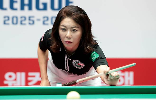 김가영이 30일 경기도 고양시 '고양 킨텍스 PBA 스타디움'에서 열린 '웰컴저축은행 PBA 팀 리그 2025-2026' 1라운드 최종일에서 휴온스 차유람과 6세트에서 샷을 구사하고 있다. PBA