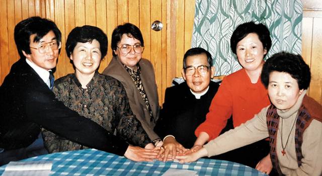 1988년 배현정 원장(왼쪽 세번째), 김수환 추기경(〃네번째)과 전진상 센터를 함께 꾸려나간 사람들.