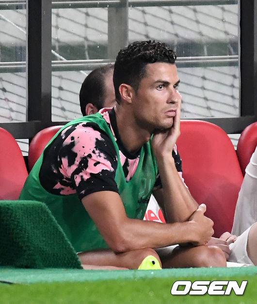 [OSEN=서울월드컵경기장, 민경훈 기자] 하나원큐 팀 K리그(이하 '팀 K리그')가 유벤투스와 비겼다. 하지만 이날 많은 팬들이 기다렸던&nbsp;크리스티아누 호날두는 경기에 나서지 않은 채 끝까지 벤치를 지켰다.팀 K리그는 26일 오후 열린 서울월드컵경기장서 열린 이탈리아 세리에A 최강팀 유벤투스 초청 축구 친선경기에서 3-3으로 무승부를 기록했다. 팀 K리그는&nbsp;오스마르, 세징야, 타가트의 연속을 앞세워 유벤투스 골문을 열었고 유벤투스는 무라토레, 마투이디, 페레이라가 골을 터뜨렸다. 후반 종료 직전 유벤투스 호날두가 벤치를 지키고 있다. /rumi@osen.co.kr