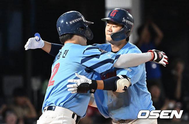 [OSEN=부산, 이석우 기자] 29일 부산 사직야구장에서 2025 신한 SOL 뱅크 KBO 리그 롯데 자이언츠와 NC 다이노스의 경기가 열렸다. 홈팀 롯데는 박세웅이, 방문팀 NC는 로건이 선발 출전했다.롯데 자이언츠 손호영이 6회말 무사 1루 좌월 2점 홈런을 치고 고승민과 포옹을 하고 있다. 2025.07.29 / foto0307@osen.co.kr