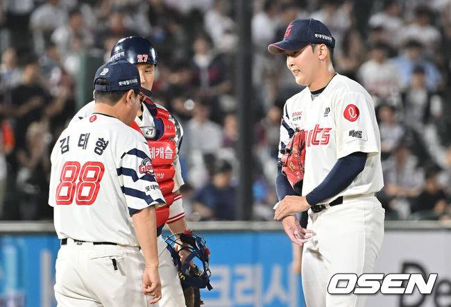 [OSEN=부산, 이석우 기자] 9일 부산 사직야구장에서 2025 신한 SOL 뱅크 KBO 리그 롯데 자이언츠와 두산 베어스의 경기가 열렸다. 홈팀 롯데는 이민석이, 방문팀 두산은 곽빈이 선발 출전했다.롯데 자이언츠 김태형 감독이 9회말 2사 1,2루 상황에서 마운드에 올라 최준용, 유강남과 얘기하고 있다. 2025.07.09 / foto0307@osen.co.kr