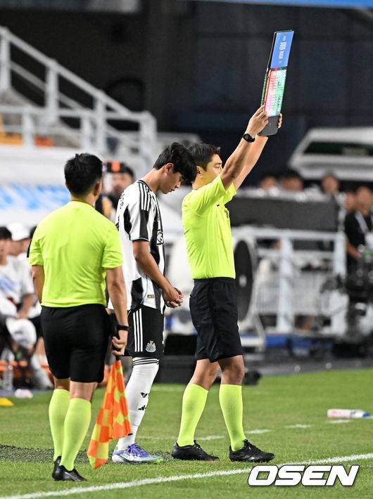 [OSEN=수원, 지형준 기자] 30일 오후 수원월드컵경기장에서 2025 쿠팡플레이 시리즈 팀 K리그와 프리미어리그의 명문 클럽 뉴캐슬 유나이티드의 경기가 열렸다.뉴캐슬의 한국 방문은 창단 133년 만에 처음이다. 국내에서 뉴캐슬의 인지도는 상대적으로 낮은 편이지만, 최근 박승수의 영입으로 주목받고 있다. 뉴캐슬은 팀 K리그와 경기에 이어 8월 3일 서울월드컵경기장에서 토트넘 홋스퍼와 경기를 치른다.후반 뉴캐슬 박승수가 교체 출전을 준비하고 있다. 2025.07.30 / jpnews@osen.co.kr