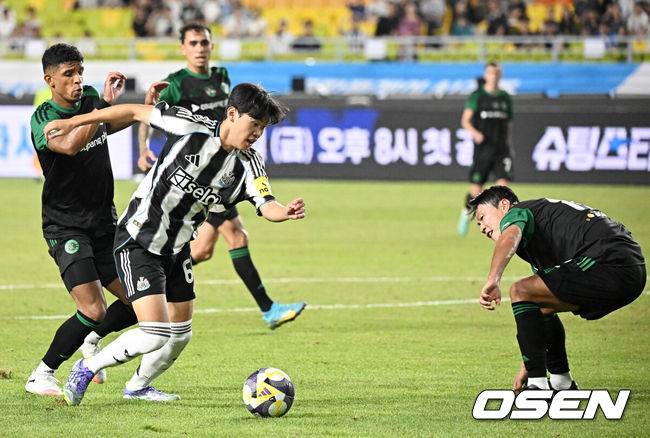 [OSEN=수원, 지형준 기자] 30일 오후 수원월드컵경기장에서 2025 쿠팡플레이 시리즈 팀 K리그와 프리미어리그의 명문 클럽 뉴캐슬 유나이티드의 경기가 열렸다.뉴캐슬의 한국 방문은 창단 133년 만에 처음이다. 국내에서 뉴캐슬의 인지도는 상대적으로 낮은 편이지만, 최근 박승수의 영입으로 주목받고 있다. 뉴캐슬은 팀 K리그와 경기에 이어 8월 3일 서울월드컵경기장에서 토트넘 홋스퍼와 경기를 치른다.후반 뉴캐슬 박승수가 문전에서 드리블을 하고 있다. 2025.07.30 / jpnews@osen.co.kr