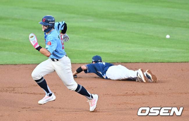 [OSEN=부산, 이석우 기자] 30일 부산 사직야구장에서 2025 신한 SOL 뱅크 KBO 리그 롯데 자이언츠와 NC 다이노스의 경기가 열렸다. 홈팀 롯데는 감보아가, 방문팀 NC는 목지훈이 선발 출전했다.롯데 자이언츠 윤동희가 2회말 1사 1,2루 한태양의 안타때 3루를 향해 달리고 있다. 2025.07.30 / foto0307@osen.co.kr