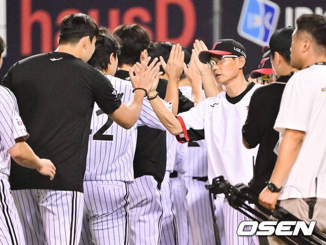 [OSEN=잠실, 박준형 기자] 프로야구&nbsp;LG 트윈스가 KT 위즈를 꺾고 2연승을 달렸다.&nbsp;LG는&nbsp;30일 서울 잠실구장에서 열린 2025 KBO리그&nbsp;KT와 경기에서 5-0으로 승리했다.&nbsp;선발투수&nbsp;손주영은&nbsp;7이닝(83구) 6피안타 무사사구 2탈삼진 무실점으로 승리 투수가 됐다. 시즌 9승째를 기록했다.&nbsp;경기종료 후 LG 염경엽 감독이 승리투수가 된 손주영과 하이파이브를 하고 있다.  2025.07.30  / soul1014@osen.co.kr