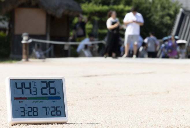 30일 전국이 대체로 맑고 더운 날씨가 이어진다. 사진은 지난 25일 서울 중구 남산한옥마을에 설치된 온도계가 40도를 넘어선 모습. 뉴시스