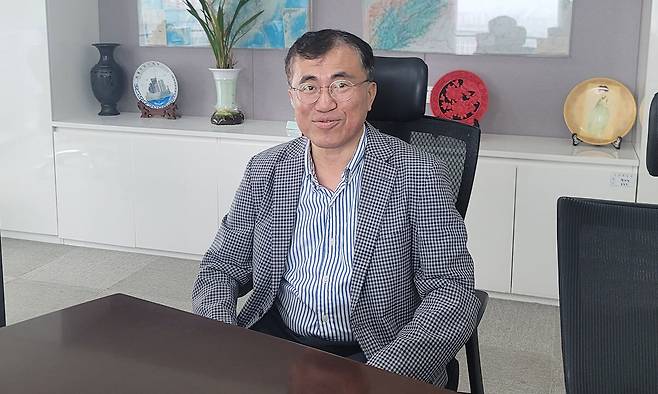 황재원 코트라 중국지역본부장이 28일 중국 베이징 코트라 사무실에서 새로운 트렌드에 맞춘 중국 진출 전략에 대해 설명하고 있다.