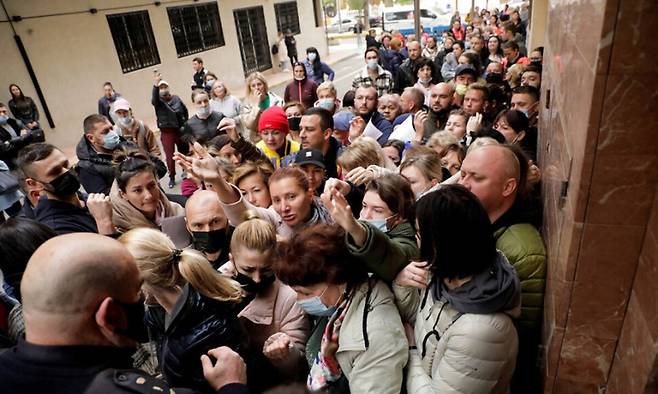 전쟁이 발발한 2022년 3월, 우크라이나 난민들이 스페인 토레비에하에서 유럽연합의 임시 보호를 신청하기 위해 줄을 서있다. 로이터연합뉴스