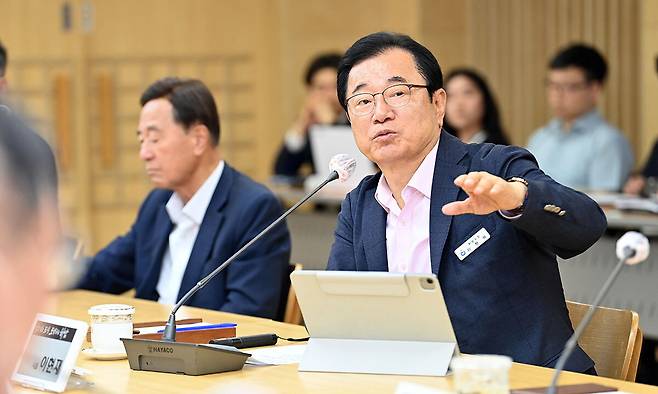 이현재 하남시장이 지난 21일 열린 주간회의에서 K-스타월드 조성사업의 필요성을 강조하고 있다. 하남시 제공