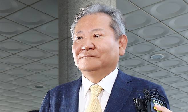 이상민 전 행정안전부 장관이 지난 25일 서울 서초구 서울고등검찰청에 마련된 내란 특검 사무실에서 '언론사 단전·단수 의혹' 관련 피의자 조사를 받기 위해 출석하고 있다. 뉴스1