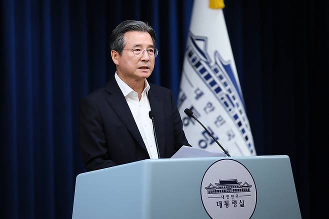 TF 회의 브리핑 김용범 정책실장이 30일 서울 용산 대통령실 청사에서 비상경제점검 태스크포스(TF) 관련 브리핑을 하고 있다.&nbsp; 남정탁 기자