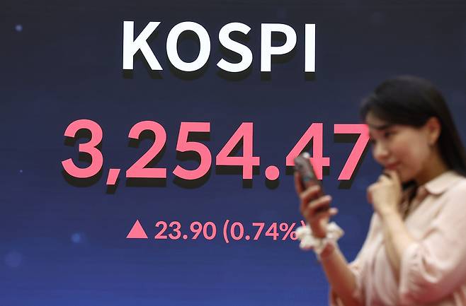 30일 서울 영등포구 한국거래소 전광판에 증시 종가가 표시되고 있다. 이날 코스피는 전 거래일 대비 23.90포인트(0.74%) 상승한 3254.47, 코스닥은 0.78포인트(0.10%) 하락한 803.67으로 장을 마쳤다.&nbsp; &nbsp; 뉴스1
