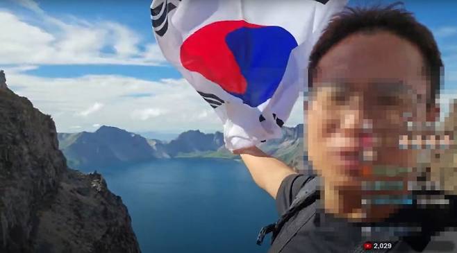 유명 여행 유튜버 ‘시수기릿’(구독자 47만여명)은 지난 25일 백두산 관광 현장을 라이브 방송으로 송출하던 중, 중국 측에 태극기를 빼앗겼다. 2025.7.25 유튜브 화면