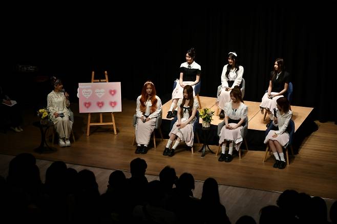 걸그룹 세이마이네임 멤버들이 자신들의 뷰티 노하우와 K뷰티 아이템 등을 소개하고 있다. 주오사카한국문화원 제공