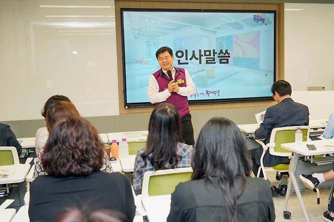 이필형(가운데) 서울 동대문구청장이 지난 24일 동대문구 교육지원센터 개관식에서 인사말을 하고 있다. 동대문구 제공