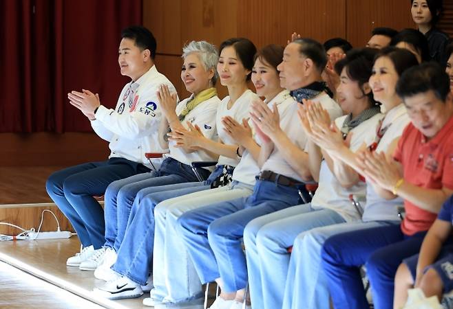 오언석(맨 왼쪽) 서울 도봉구청장이 뉴라이프 시니어모델 양성과정 수료식에서 박수를 치고 있다. 도봉구 제공