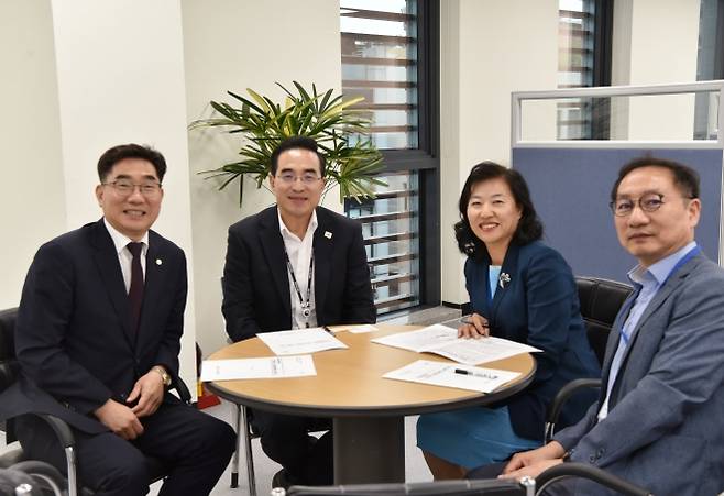 이병운(왼쪽 첫 번째) 국립순천대 총장과 박기영(세 번째) 명예교수가 박홍근(두 번째) 국정기획위원회 기획분과장을 비롯한 국정기획위원회 위원에게 전남도 국립의과대학 설립의 당위성을 설명하고 기념촬영을 하고 있다. 국립순천대 제공